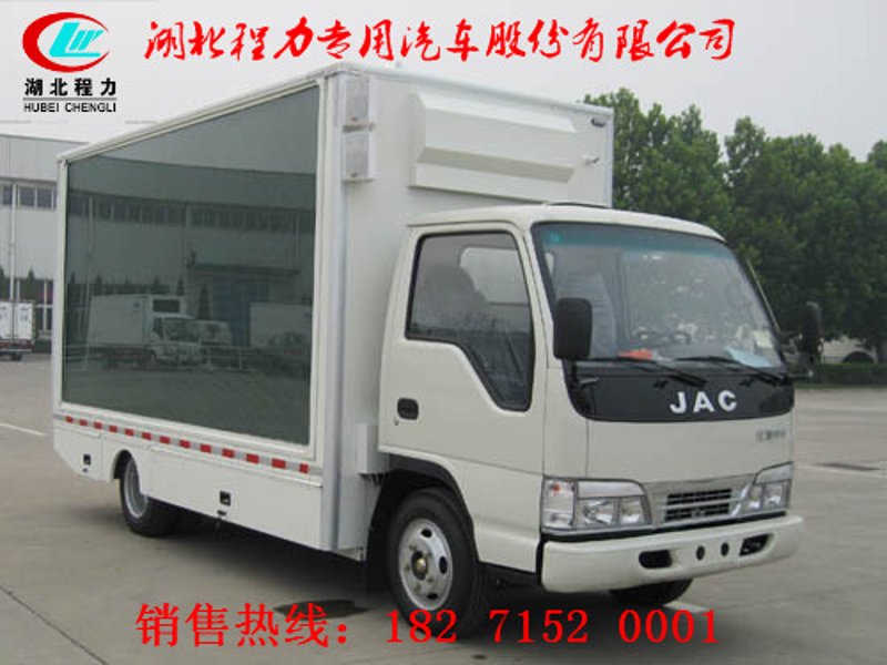 清洗吸污车：环卫工作的得力助手