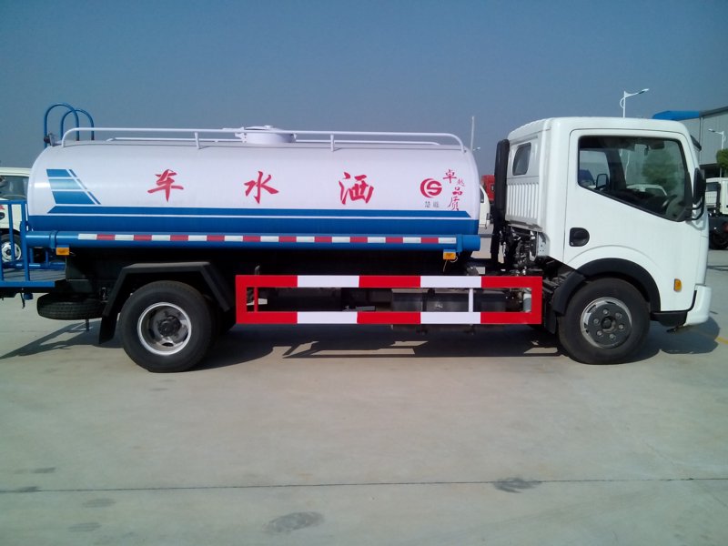 洒水车价格行情观察:从城市美化到环保担当